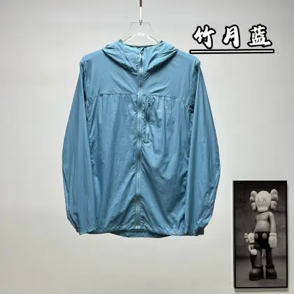 (顶级版本) ARC‘TERYX |始祖鸟P72连帽防晒衣 货号:S038 颜色:黑色、灰白、米白、藏青、卡其色、橙色、竹月蓝、破晓蓝、层云蓝、绿拼接、粉色 推出的P72系列连帽防晒衣,主打春夏户外防晒与轻量防护场景 ✅ 夏季户外徒步、露营、登山,应对紫外线与多变天气 ✅ 日常通勤、逛街、差旅,搭配T恤、短袖衬衫都适配 ✅ 轻运动场景,比如慢跑、骑行、健身房训练,透气不闷汗 ✅ 周末出游、城市漫步,防晒清爽又自带质感 ✨ 1. 功能性面料:采用高密锦纶防晒面料,具备UPF120+专业防晒效果,可有效阻隔紫外线;面料轻量透气,自带凉感,夏季穿着清爽不闷汗;搭配DWR防泼水涂层,可应对突发小雨和潮湿环境,同时面料抗撕裂、易收纳,方便户外携带. 2. 实用细节设计: ◦ 连帽设计,可全方位保护颈部、面部,避免阳光直射; ◦ 全拉链开合设计,穿脱方便,也可根据需求调节透气度; ◦ 胸前带有始祖鸟刺绣/印花标识,低调提升品牌辨识度; ◦ 绿拼接款采用撞色拼接设计,增加视觉层次感,同时不同面料分区提升了关键部位的耐磨与透气性能; ◦ 下摆与袖口采用微收设计,可防止风灌入,也能防止蚊虫侵入. 3. 版型剪裁:宽松休闲的落肩版型,对身材包容度高,不挑肩宽与体型,兼顾户外实用性与日常穿搭的休闲感,叠穿T恤、卫衣也毫无压力. 🏔️ 始祖鸟(ARC'TERYX)作为加拿大高端户外品牌,以硬核的户外科技和极简的设计美学著称.这款P72防晒衣延续了品牌的功能性基因,将专业户外的防晒、防泼水科技融入日常休闲设计中,弱化了专业户外的厚重感,更适合城市与户外的多场景切换,是户外爱好者和都市青年夏季穿搭的热门选择.